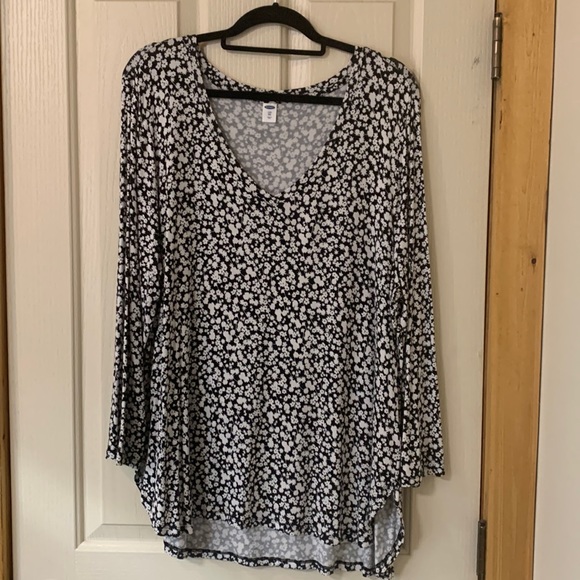 EUC Old Navy Black & White Flowy Top - Picture 6 of 9